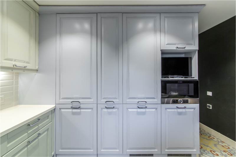 Closed built-in refrigerator