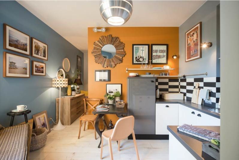 Kitchen with contrasting colors