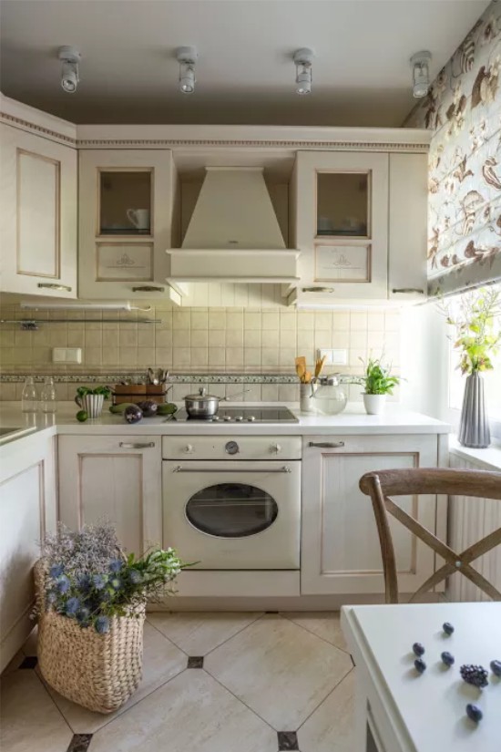 Beige behang op de keuken in Chroesjtsjov