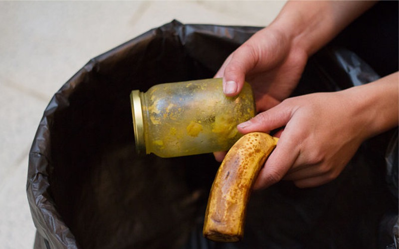 Cleaning the refrigerator - step 1