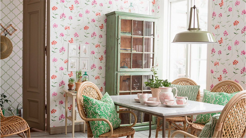 Roze behang en groen buffet