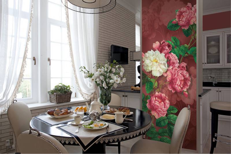 Fleurs sur le mur d'une cuisine classique