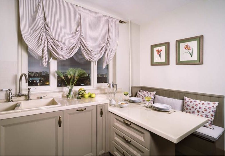 Kitchen with built-in window sill