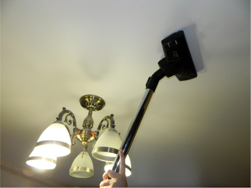 Cleaning the stretch ceiling with a vacuum cleaner