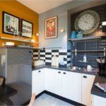 Kitchen with contrasting colors