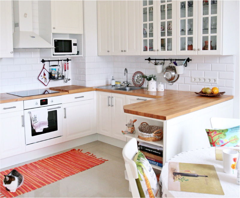 Rail system in the kitchen interior