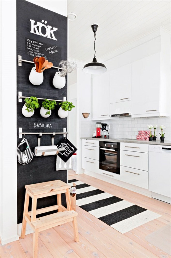 Mur avec des rails dans la cuisine dans le style scandinave