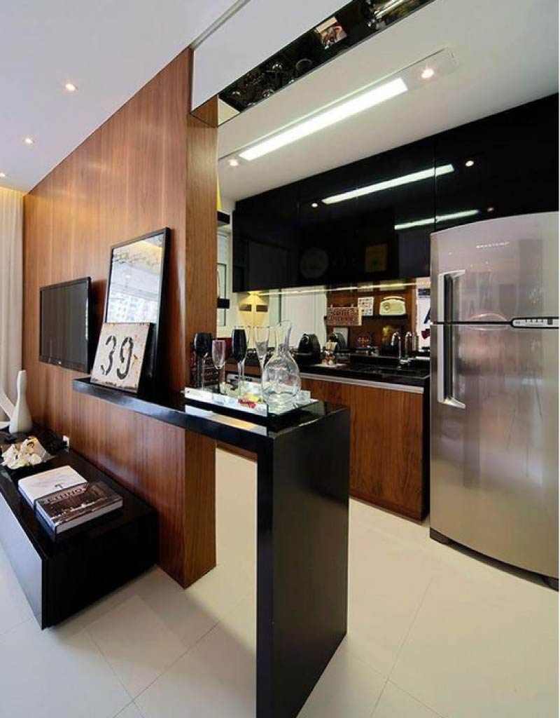 Partially glossy black kitchen without handles