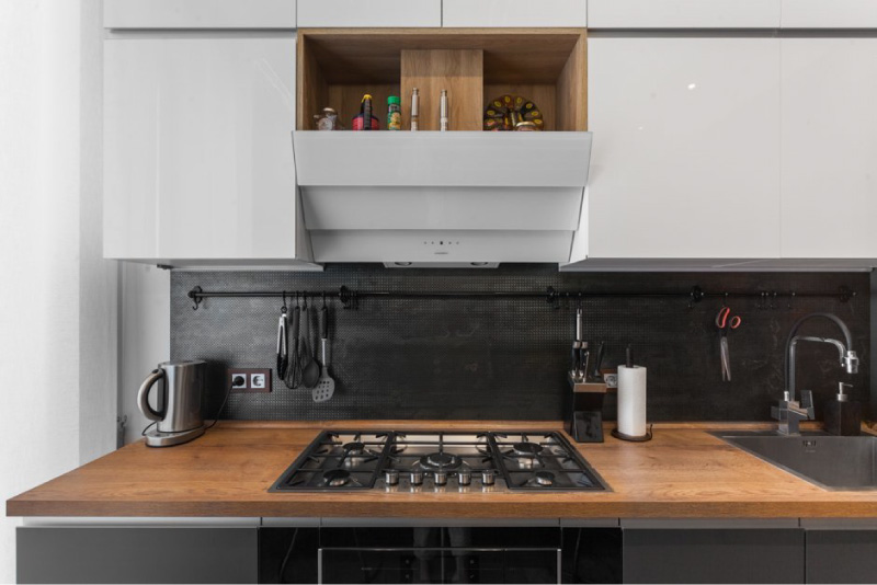 Kitchen with profile handles