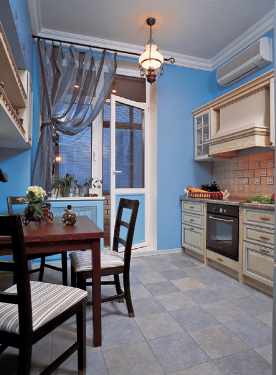 Kitchen with closed battery with folding screen