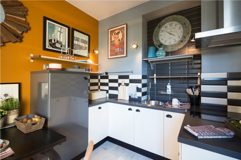 Black countertops in the interior of the kitchen