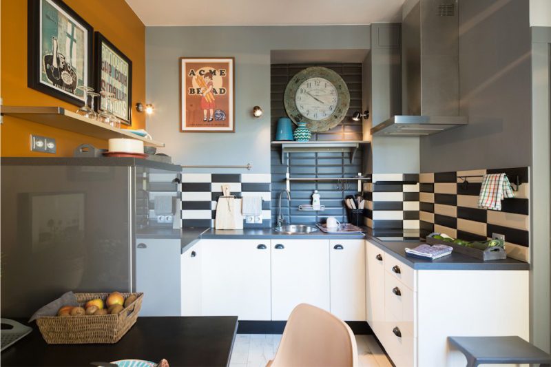 Black countertops in the interior of the kitchen