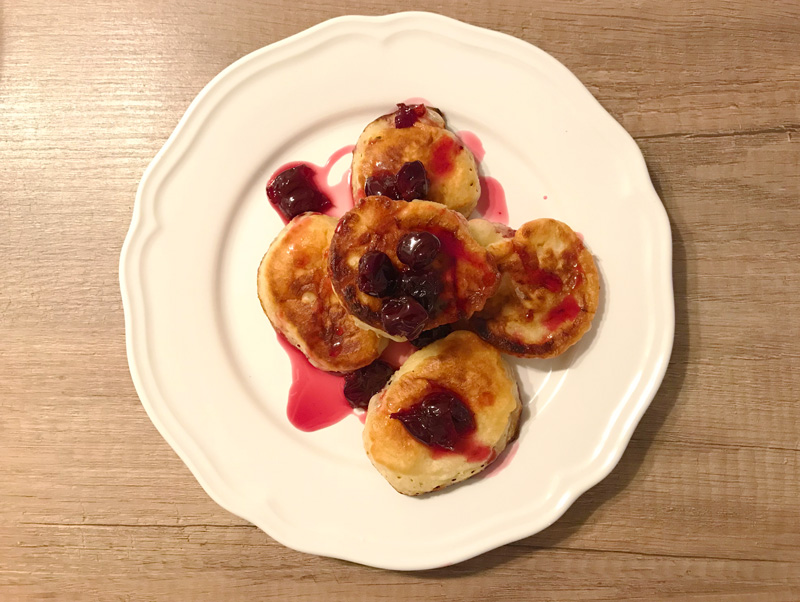 Fritters op kefir met kersenjam