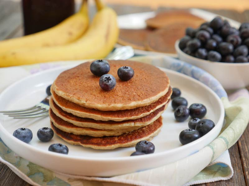 Ovsyanoblin with maple syrup and blueberries