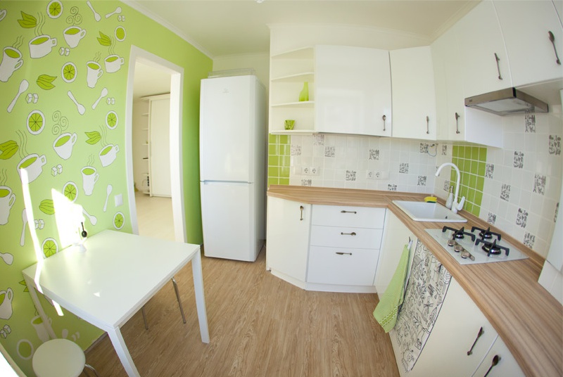 The floor and tabletop of the same color in the interior of a small kitchen in Khrushchev