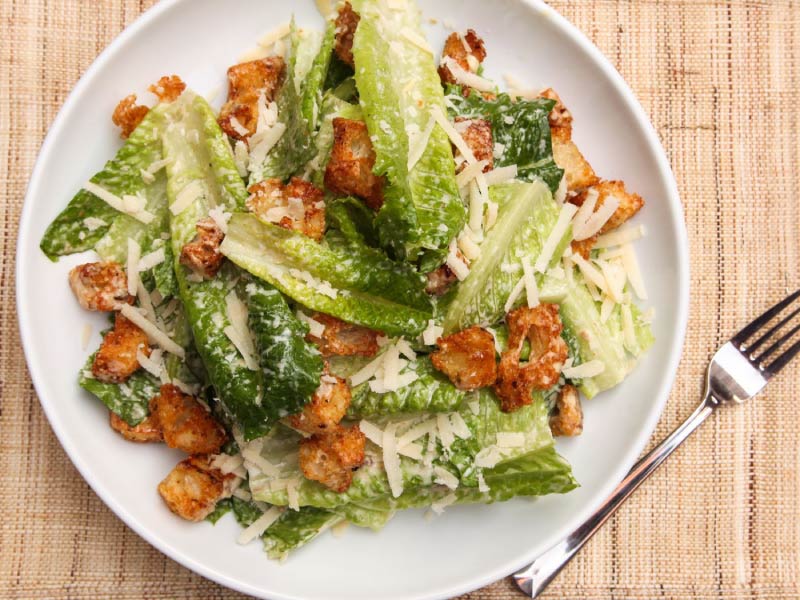 Salad Caesar trên một đĩa lớn