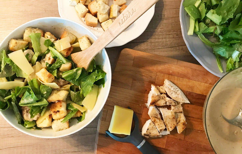 Caesar salad dengan ayam