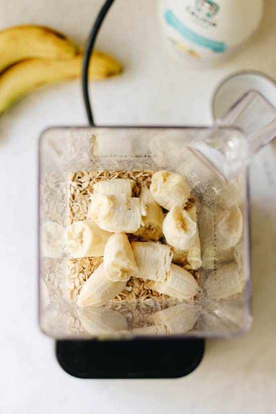 Mix voor bananepannekoek in een blender