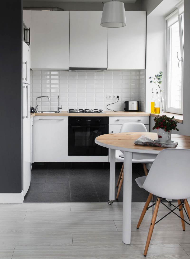 Tafelblad passend bij de eettafel in het interieur van de keuken in Chroesjtsjov