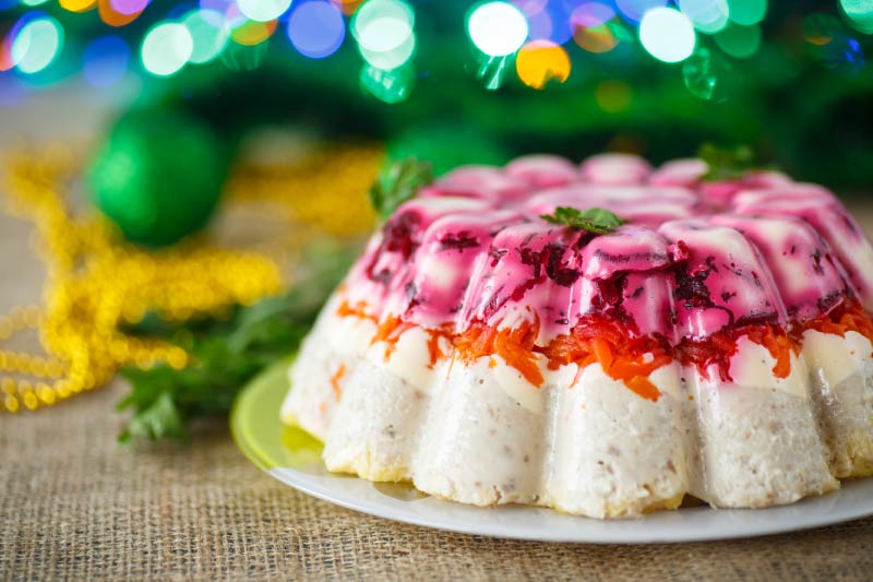 Gâteau de hareng sous un manteau de fourrure avec de la gelée