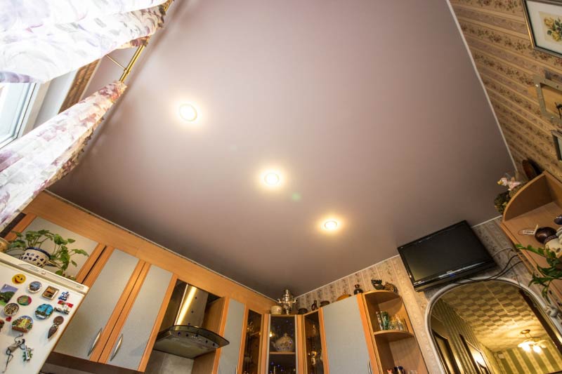 Plafond de satin dans la cuisine