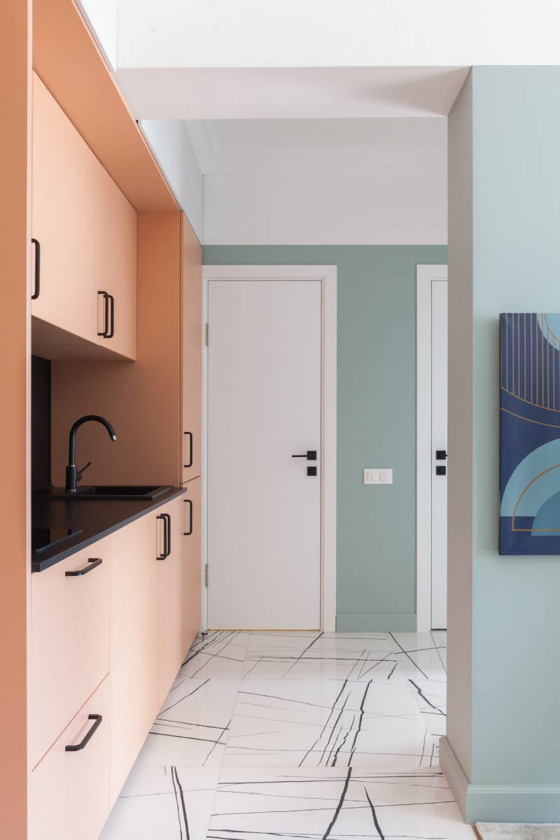 Floor plinths in the color of the walls