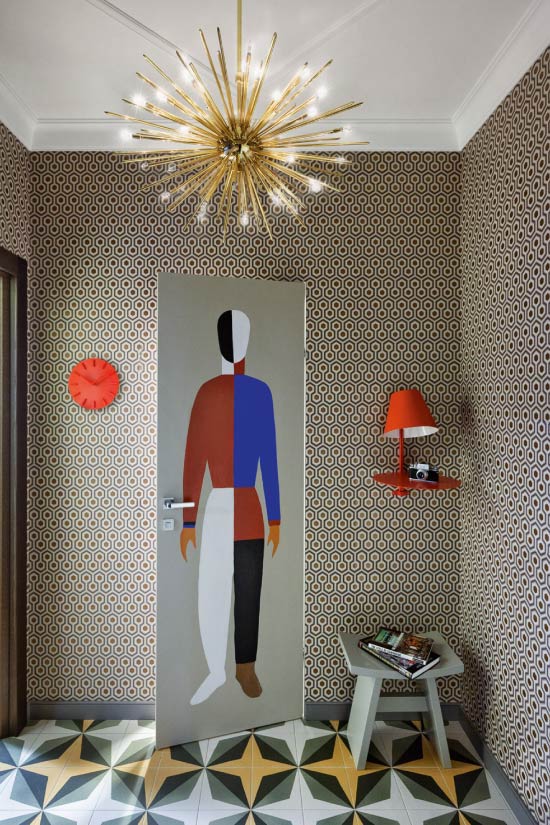 Plinth in the color of the wallpaper pattern