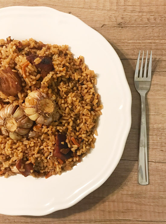 Pilaf de poulet sur une assiette