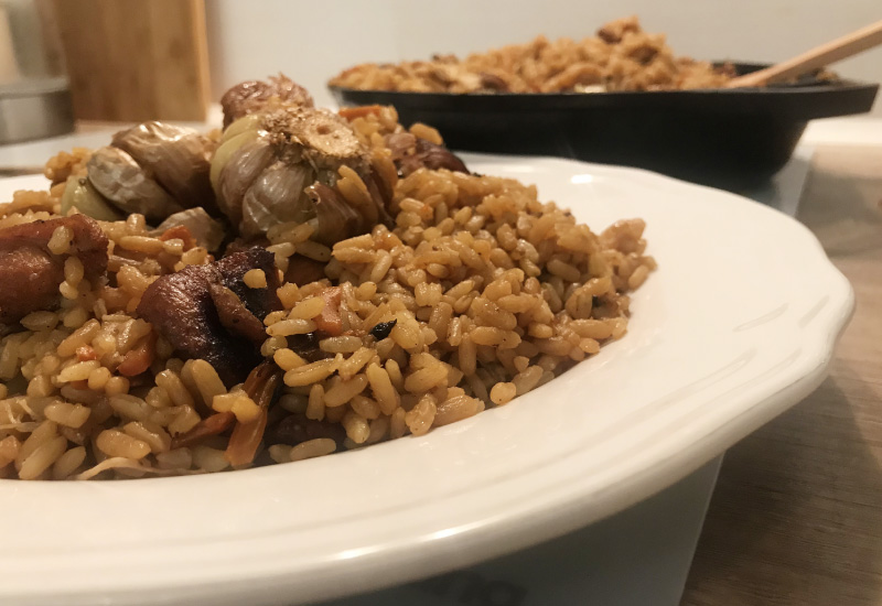 Pilaf de poulet sur une assiette