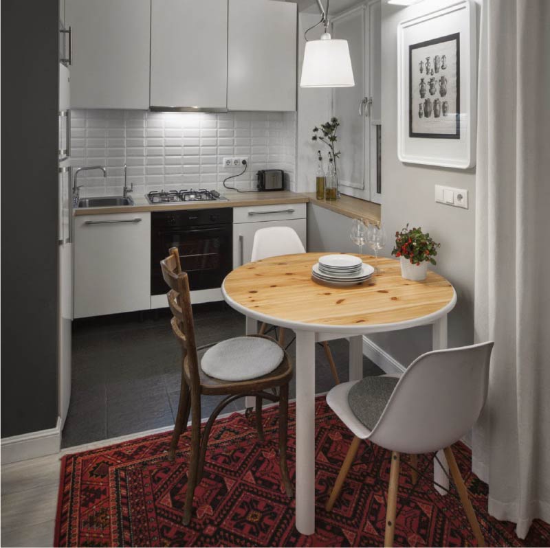 The junction between tile and laminate with a threshold in the interior of the kitchen in Khrushchev