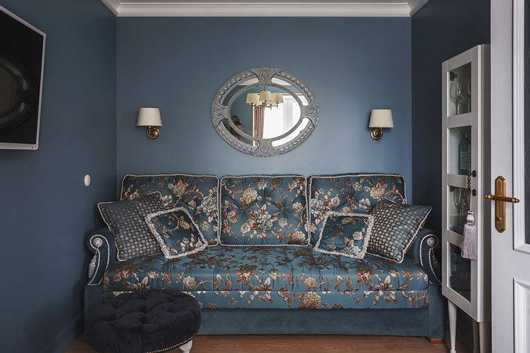 Blue walls in the interior of a classic kitchen