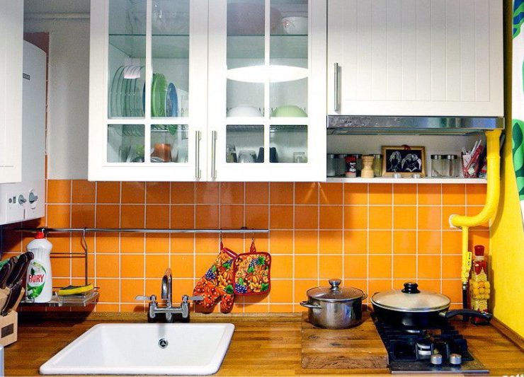 Grout white with colored tiles in an apron